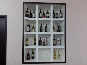 泰拉维Marinella的墙上装满瓶子和玻璃的架子
