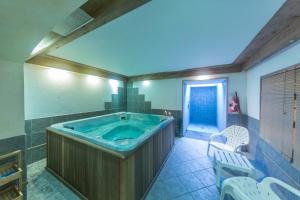 萨莫安斯盖伊太阳之家酒店的大型浴室设有按摩浴缸。