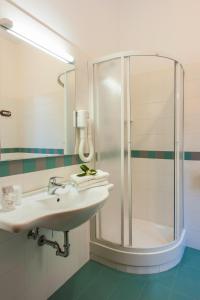 切特拉罗Hotel La Carruba的一间带水槽和淋浴的浴室