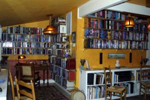 阿什兰Arden Forest Inn的一间房间,里面装满了书架