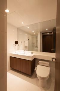 首尔首尔中心辉盛坊国际公寓的一间带水槽、卫生间和镜子的浴室