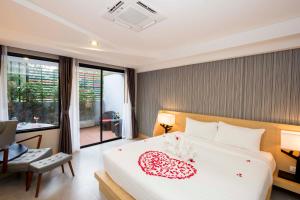 奥南海滩Apple A Day Resort Krabi, Ao Nang Beach - SHA Extra Plus的一间卧室,配有一张心形床