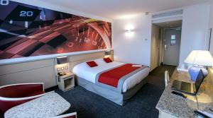 马尼库尔围场酒店的一间酒店客房,配有一张床和一台电视