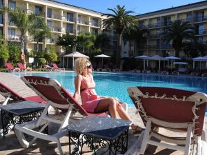 非斯皇家幻影菲斯酒店的坐在游泳池旁椅子上的女人
