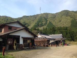 Mino蕨旅馆的一组背景为山的建筑