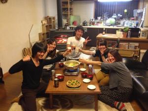 Mino蕨旅馆的一群坐在桌子旁吃食物的人
