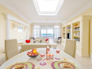 卡列罗港Villa Fortuna的客厅配有桌椅