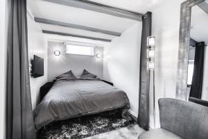 希尔蒂盖姆阿尔萨斯度假屋的一间小卧室,配有床和窗户