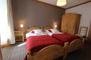 代堡Hôtel de Ville的一间卧室配有一张带红色毯子的大床