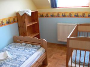 布达佩斯圣迈克尔公寓的小房间设有双层床和婴儿床