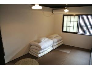 京都宿屋旅馆的墙上有2个白色枕头的房间