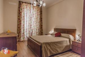 莱科莫德尔诺酒店的一间卧室配有一张床、一个梳妆台和一扇窗户。