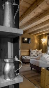 卡瓦莱塞袄索格里乔酒店的客厅配有两张床和一张桌子