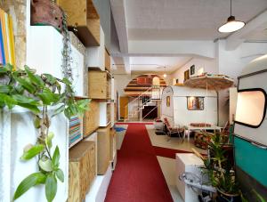 柏林胡腾帕拉斯特酒店的一间铺有红地毯的房间和一间客厅