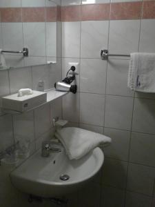圣卡尼兹福鲁克斯佩安娜玛丽亚酒店的浴室配有盥洗盆和吹风机