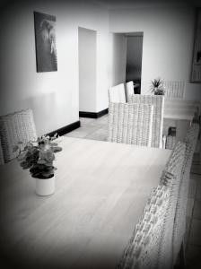 克尼斯纳霍华德47号山林小屋的一张黑白的桌子和椅子照片