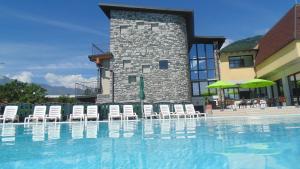 多马索Hotel Bungalows Europa的一座带椅子的游泳池以及一座建筑