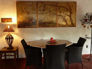 伊瓜苏El Refugio的餐桌、椅子和墙上的绘画