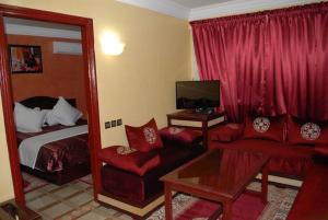 马拉喀什大使酒店的酒店客房设有床和客厅。