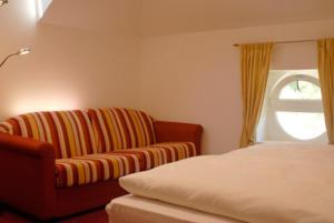 科拉尔博多洛米蒂酒店的带沙发和窗户的客厅