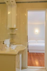 斯拉汀Luxury Apartment Kalebic的一间带水槽的浴室和一间带一张床的卧室