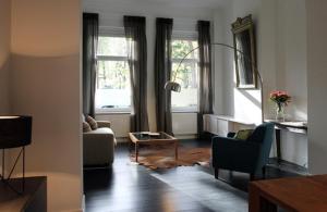 布鲁塞尔Parc Brussels Apartment的客厅配有沙发和桌子