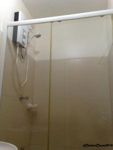 马尼拉爱丽舍城堡公寓式酒店的浴室里设有玻璃门淋浴
