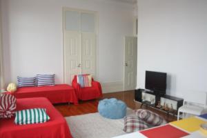 菲盖拉-达福什Hostel 402的客厅配有2张红色沙发和电视