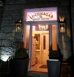 阿伯丁Lochnagar Guest House的夜晚旅馆前门