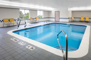 奥拉西Comfort Inn & Suites Olathe - Kansas City的蓝色的游泳池,位于酒店客房内