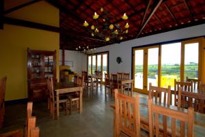圣安东尼奥杜雷特博索阿尔菲莱斯旅馆的用餐室设有桌椅和窗户。