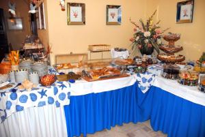 阿尔本加索尔马尔酒店的一张蓝色的白桌子,上面有食物
