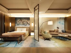 台北美福大饭店的一间卧室配有一张特大号床和一张沙发