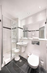 蒙海姆艾蒙沃得酒店的浴室配有卫生间、盥洗盆和淋浴。