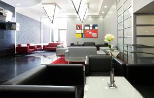 里斯本阿利夫阿万达斯酒店的一间配备有黑色和红色家具的等候室