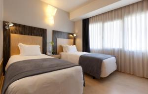 里斯本阿利夫阿万达斯酒店的酒店客房设有两张床和窗户。