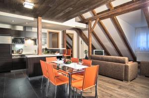 布拉格里布纳公寓酒店的厨房以及带桌椅的用餐室。