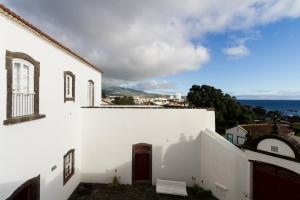 拉戈阿Casa da Rocha Quebrada的白色的海景建筑