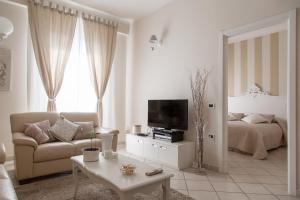 斯培西亚拉迈松德斯安格斯公寓的白色的客厅配有沙发和1张床