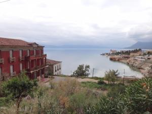 卢特拉艾季普苏9位皇后Spa酒店的享有城镇的海景
