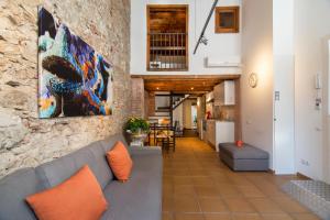 巴塞罗那幸福人生兰布拉海港公寓酒店的带沙发和石墙的客厅