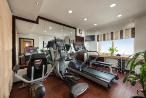 迪拜萨沃伊公园公寓酒店的健身房,配有跑步机和健身器材