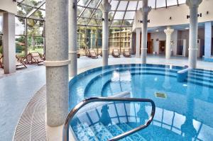 普里莫尔斯科木兰酒店的一座大楼内的大型游泳池