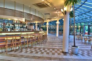 普里莫尔斯科木兰酒店的餐厅设有酒吧,配有桌椅