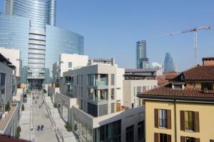 米兰Porta Garibaldi的享有拥有高楼建筑的城市街道的景色