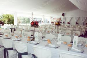 曼萨纳雷斯英雄传奇酒店的一间设有白色桌子和白色椅子的房间