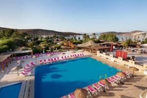 居姆贝特Ladonia Hotels Del Mare的一个带椅子和遮阳伞的大型游泳池