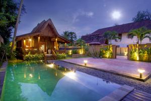 乌布Villa Puri Tupai的夜间带游泳池的别墅