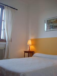 Cuttoli-Corticchiato索勒蒙餐厅酒店的一间卧室配有床、灯和窗户