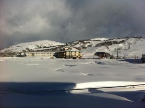 佩里舍峡谷瑞雪庄园酒店的山地覆盖的雪地